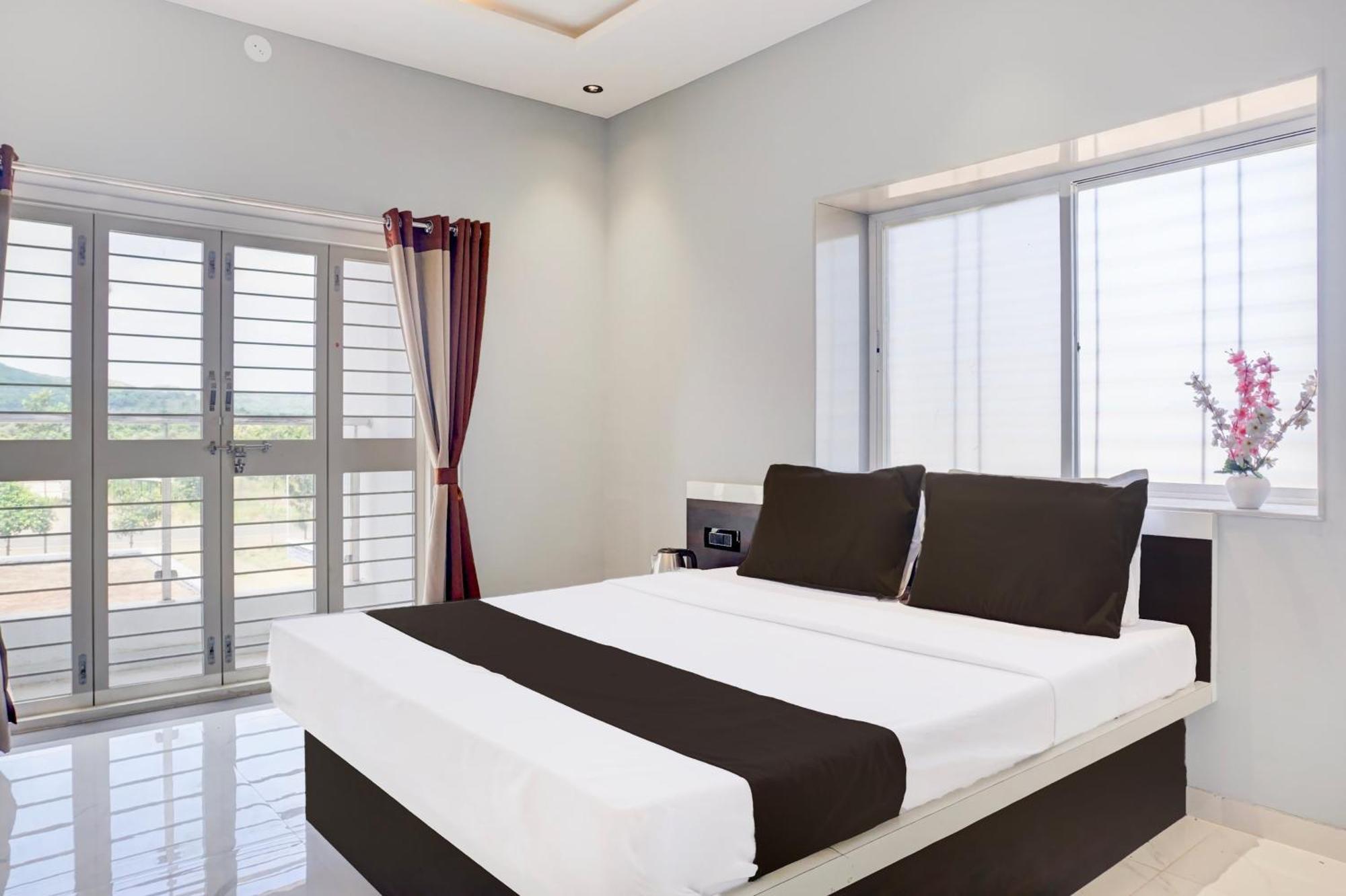 Hotel O Jeevan Restaurant & Lodging Kavathe Exterior photo