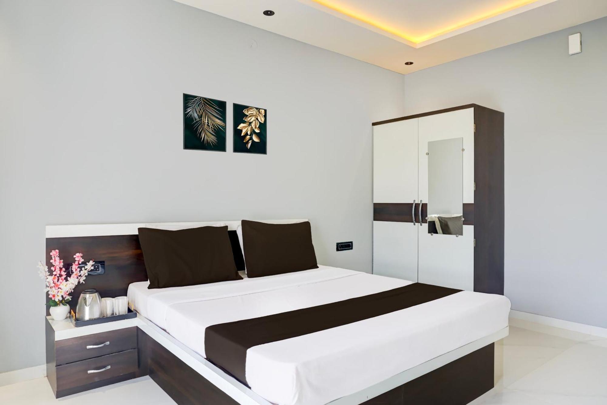 Hotel O Jeevan Restaurant & Lodging Kavathe Exterior photo